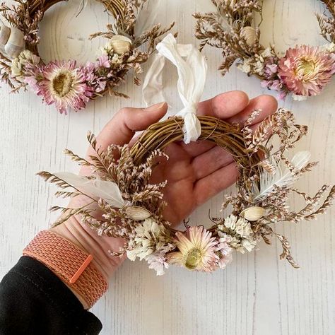 Flower Wreaths Diy, Herb Wreaths, Ring Wreaths, Bouquet Flores, Dried Floral Wreaths, Pink Christmas Wreath, Diy Floral Wreath, Dried Flowers Diy, Diy Fleur