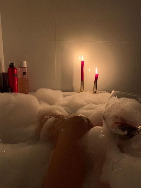 Bath Tub Romantic Couples, Couple Bathtub Aesthetic, Red Aestethic, Bubble Bath Photography, Bubble Bath Aesthetic, Couples Bathtub, Bathtub Aesthetic, The Maddest Obsession, Bathtub Photography