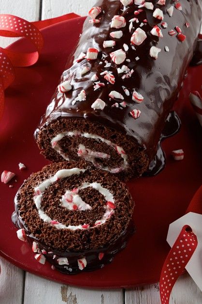 Peppermint Cake Roll, Cake Daisy, Campfire Meals, Chocolate Peppermint Cake, Birthday Recipes, Daisy Sour Cream, Strawberry Tiramisu, Daisy Brand, Peppermint Cake