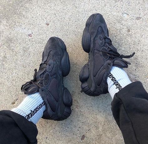 Yeezy 500 Outfit, Yeezy 500 Utility Black, Nike Air Jordan Shoes, Air Max Day, Yeezy 500, Street Style Outfits Men, Balenciaga Shoes, Nike Air Max 270, Air Jordan Shoes