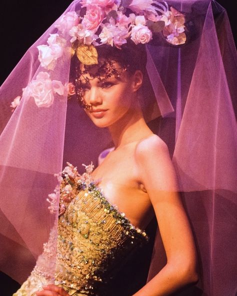 Christian Lacroix Spring/Summer 1997 Haute Couture. (#ChristianLacroix #1997 #HauteCouture #90s #90sFashion #Fashion) Gala Themes, 90s Runway Fashion, Iris Van Herpen, Theme Dress, Spring Couture, The Met Gala, Vintage Runway, Claudia Schiffer, 1990's Fashion