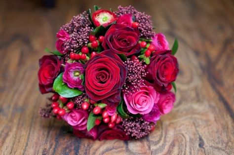 Wedding Pallets, Prom Flowers Bouquet, Christmas Wedding Flowers, Wedding Bridesmaid Bouquets, Prom Bouquet, Pink Ranunculus, Red Wedding Flowers, Red Bouquet, Winter Bouquet