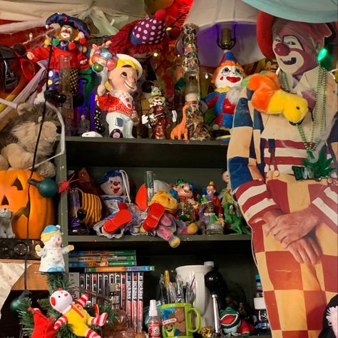 Clowncore Decor, Clown Room Aesthetic, Clown Living Room, Clowncore Bedroom, Clown Bedroom Aesthetic, Clown Themed Room, Clown Furniture, Clowncore Room, Clown Core Aesthetic