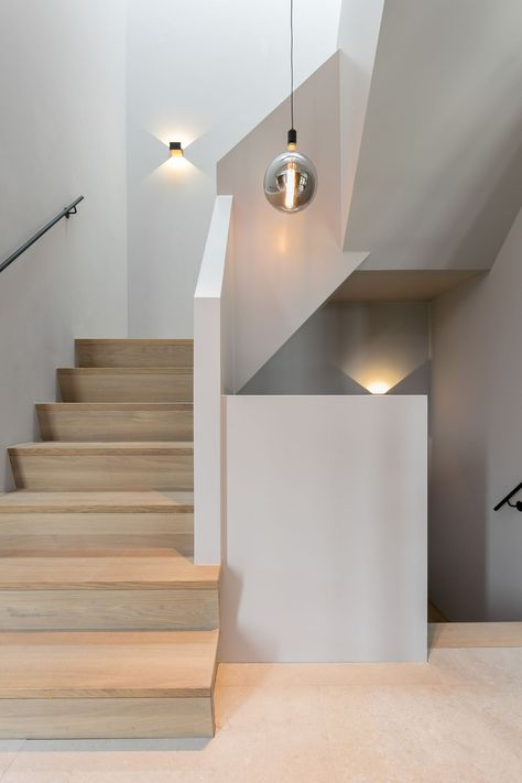 Stairs Design Interior, House Staircase, Flooring For Stairs, Staircase Lighting, Home Stairs Design, Modern Beach House, Interior Stairs, Cottage Interiors, House Stairs