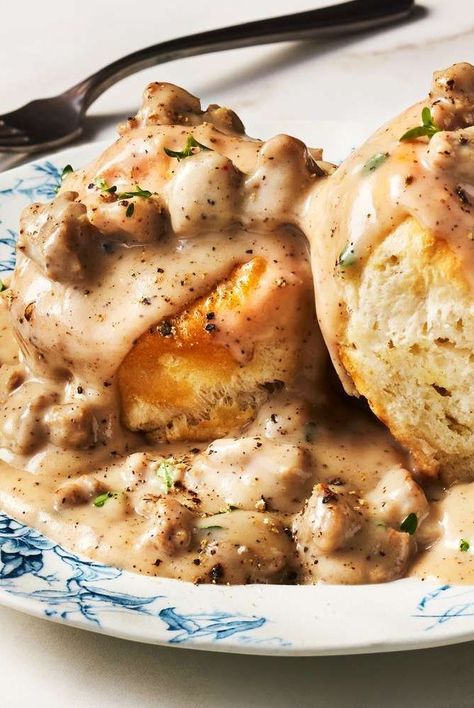 Rosemary Sausage Gravy, Chicken Sausage Gravy, Savory Hand Pies Recipes, Making Turkey Gravy, Make Sausage, Sausage Gravy And Biscuits, Hand Pies Savory, Pepper Gravy, Pork Breakfast Sausage