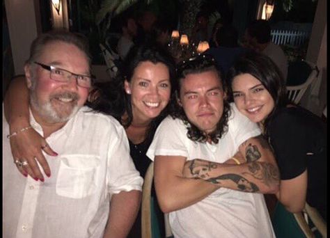 Harry Styles Anne Twist Robin Twist Kendall Jenner Harry Styles Quiz, Harry Styles Family, Kendall Harry, Kendall And Harry Styles, Grumpy Baby, هاري ستايلز, Stile Kendall Jenner, Gemma Styles, Gambar One Direction