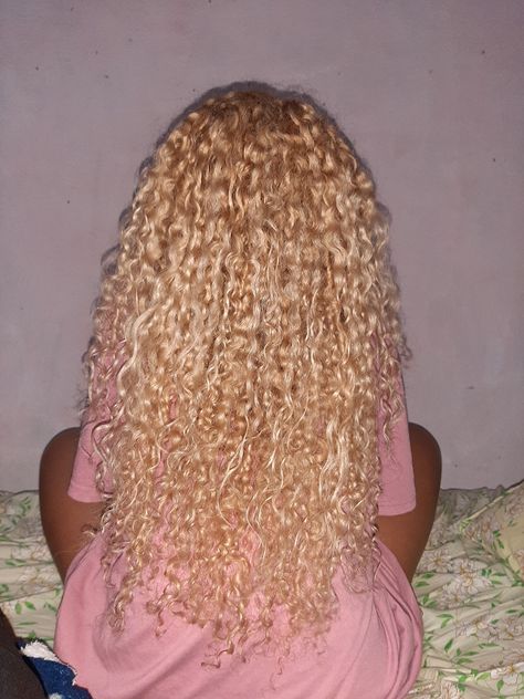 Gorgeous Yellow Hair Color Ideas for a Pop of Fun Blonde Curly Ponytail Black Women, Honey Blonde Protective Styles, Yellow Hair Color Ideas, Oc Pfp, Dark Skin Blonde Hair, Curly Hair Sew In, Long Blonde Curly Hair, Yellow Blonde Hair, Yellow Hair Color