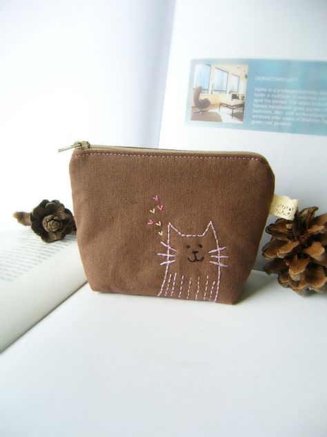 Handmade Coin Purse, Purse Embroidery, Handmade Leather Bag Pattern, Embroidery Purse, Embroidered Cat, Simple Hand Embroidery Patterns, Cat Purse, Diy Bags Purses, Zipper Purse