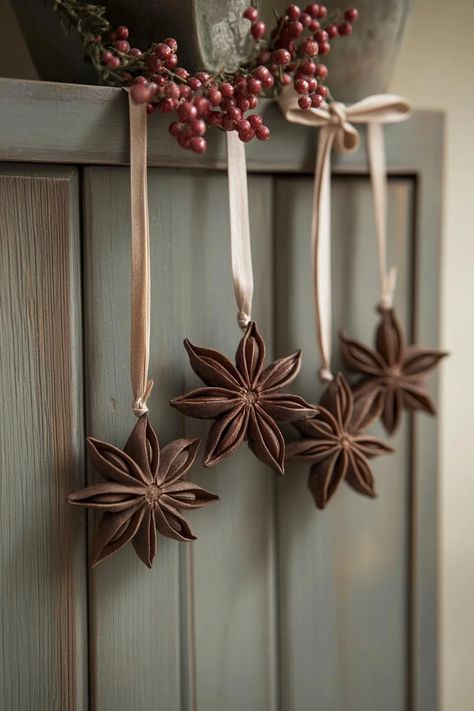 21 Creative Natural Christmas Decor Ideas DIY for 2024 13 Sustainable Christmas Decor, Natural Christmas Decor Ideas, Vintage Christmas Diy, Natural Christmas Ornaments, Natal Natural, Natural Holiday Decor, Natural Christmas Decor, Ornaments Homemade, Christmas Decor Ideas Diy