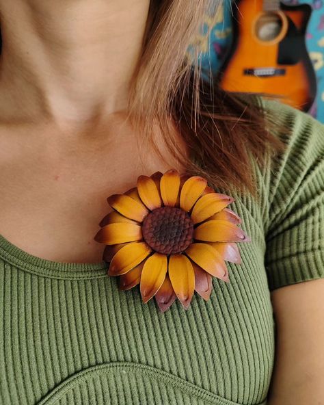 �🌻Tooled leather barrette in the shape of sunflower. A lot of work and effort has gone into this handmade sunflower ornament. 🌻We often like to decorate the house with flowers. But you can also decorate yourself with sunflower! You don't need to pick flowers for this, because I offer a sunflower that will never fade, made of natural leather. 🌻This leather sunflower can be used not only as a hair clip, but also as an accessory to your outfit. 💰Price - 40$ 🛫Free WORLDWIDE shipping ➡️ It is ... Leather Barrette, House With Flowers, Leather Sunflower, Pick Flowers, Handmade Sunflower, Tooled Leather, Leather Tooling, Natural Leather, Hair Clip