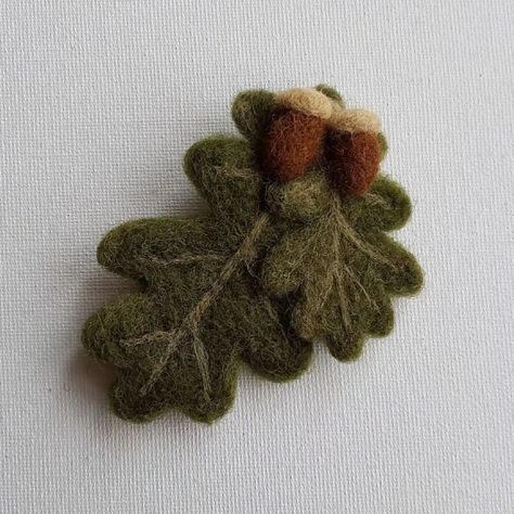 I have just one of my ever popular Needle Felted Oak Leaf and Acorn bag charm/keyring/brooch in my shop today......you choose the style!! Pop over to my shop to have a look, link in bio. #needlefeltoakleaves #needlefeltacorns #needlefelttoadstools #needlefeltmushrooms #needlefeltfeathers #needlefeltedbagcharms #oakleavesandacorns #handmadewithlove #etsyshopuk #handmadechristmas #etsyhandmade #etsyukseller #madewithlove #summerbuzzcreations #etsyfinds #etsygifts #shophandmadeuk #lovehandma... Needle Felted Leaves, Acorn Bag, Fae King, Felt Acorns, Felted Leaves, Felt Acorn, Felting Crafts, Felt Brooches, Dry Felting