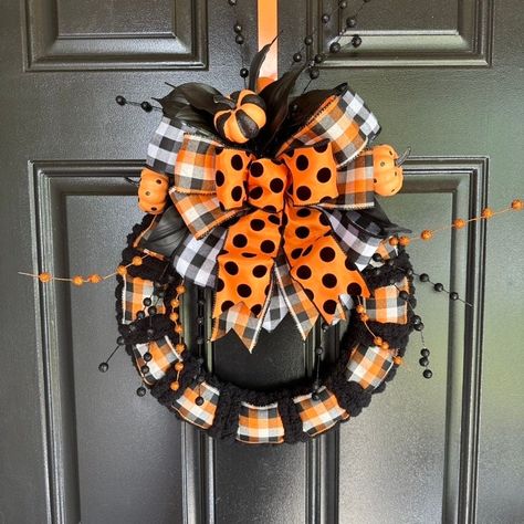 Halloween Yarn Wreath Halloween Crafts Diy Projects, Fall Yarn Wreaths, Halloween Yarn, Couronne Diy, Yarn Wreaths, Making Wreaths, Wreath Inspiration, Fall Decor Diy Crafts, Straw Wreath