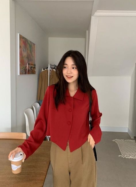 Red T Shirt Outfit Aesthetic, Red Shirt Outfit Aesthetic, Red Smart Casual, Red Top Outfit Aesthetic, Red Shirt Outfit, Red Shirt Outfits, Red Top Outfit, Outfits Minimal, Grunge Tops