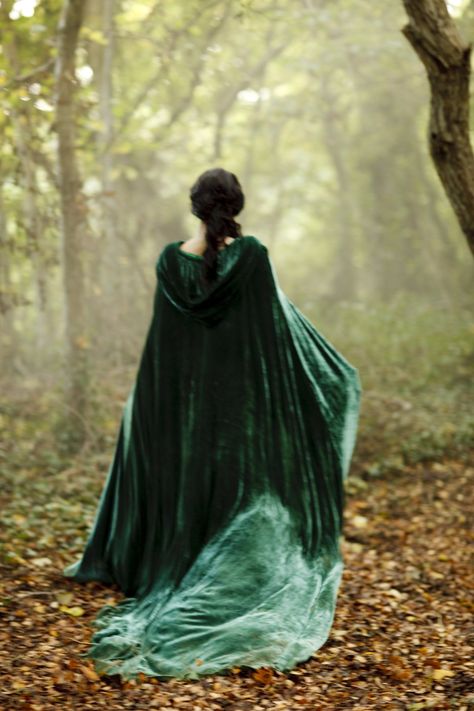 Cloaked princess- Heidi, this is what i want for my wedding!! except shorter, and purple :) haha Morgana Le Fay, Velvet Cape, Fantasy Magic, She Wolf, Pretty Princess, Story Inspiration, Dragon Age, Enchanted Forest, Green Velvet