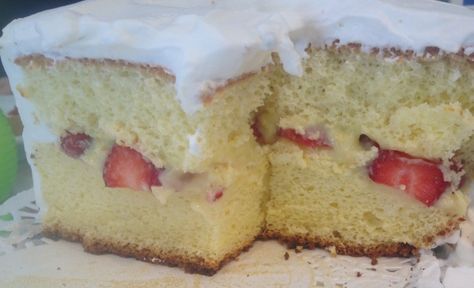 Birthday Cake Mom, Custard Cake Filling, Pastry Cake Recipes, Cake Mom, French Custard, Portuguese Sweet Bread, Strawberry Vanilla Cake, French Vanilla Cake, Incredible Cakes