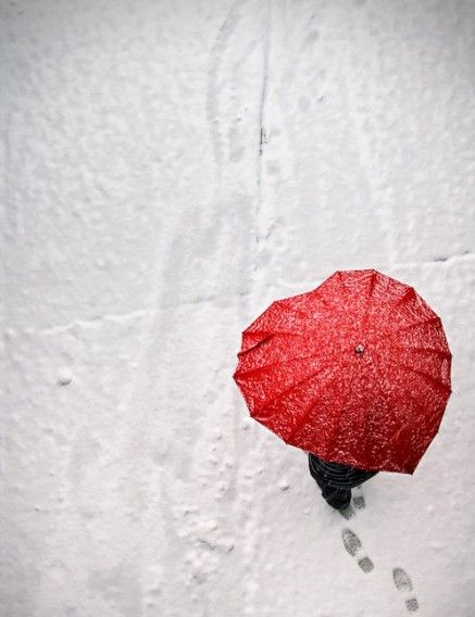 Eyes are raining for her,heart is holding umbrella for her,this is love. ~ Tagore 眼睛為她下著雨，心卻為她打著傘。 這就是愛情 ~ 泰戈爾 Red Umbrella, Under My Umbrella, I Love Heart, Bohol, Airbrush Art, No Rain, Jolie Photo, Baby Cold, Be My Valentine