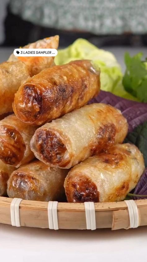 Fried Rolls, Mung Bean Noodles, Vietnamese Egg Rolls, Asian Food Photography, Bean Noodles, Dim Sum Recipes, Fried Spring Rolls, Spring Roll Recipe, Party Snack Food