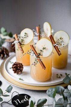 Weihnachtlicher Cocktail, Christmas Cocktail, Winter Cocktails, Vegetable Drinks, Winter Drinks, Healthy Snacks Easy, Tonic Water, Christmas Cocktails, Christmas Drinks