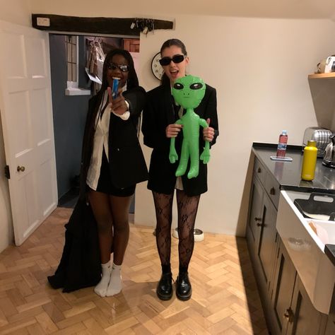 Halloween costume men in black alien Area 51 Themed Party Outfit, Men In Black And Alien Costume, Men In Black Girls Costume, Alien Theme Party Outfit, Alien Costume Men, Man In Black Costume, Alien Party Decorations, Men In Black Costume Ideas, Men In Black Costume For Women