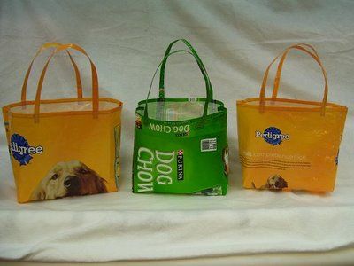 love this.  you can use cat litter bags or food, too. See even gives you tips on how to clean the bags before sewing Diy Dog Food Storage, Trash Crafts, Feed Sack Bags, Feed Bag Tote, Pet Crafts, Dog Travel Accessories, Diy Dog Food, Dog Diy, Eco Life