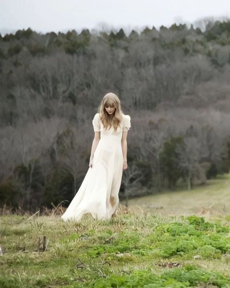 Taylorswift Folklore Aesthetic, Taylor Swift Fokelore, Afterglow Taylor Swift Aesthetic, Fokelore Taylor Swift, Taylor Folklore Era, Taylor Swift Folklore Photoshoot, Folklore Shoot, Evermore Photoshoot, Taylor Swift Folklore Era