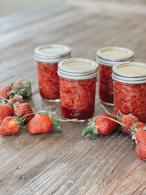 A Sweet, Juicy, Sugar-Free Strawberry Jam Recipe Made With Water-Bath Canning - Azure Farm Azure Farm, Making Strawberry Jam, Sugar Free Strawberry Jam, Jam Canning, Canning Jam Recipes, Strawberry Freezer Jam, Canned Strawberries, Strawberry Butter, Marmalade Recipe