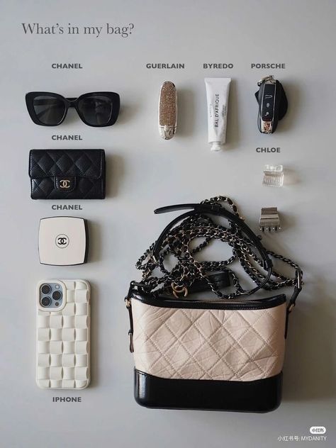 Everyday Purse Designer, Chanel Essentials, Cocoa Chanel, Lily Rose Depp Aesthetic, Interior Design Flowers, Chanel Gabrielle Bag, J Adore Dior, Everyday Bag Essentials, What's In My Purse