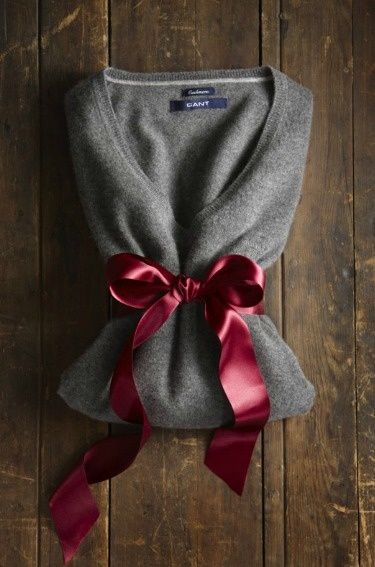 ribbon Christmas Clothing Photoshoot, Sweater Gift Wrapping Ideas, Sweater Product Photography, Sweater Photography, Christmas Product Photography, Creative Corporate Gifts, Sweater Bow, Corporate Branded Gifts, Zsazsa Bellagio