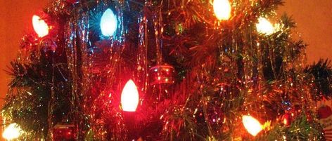 Childhood memories come flooding back at the holidays, reminding of us about all these things we miss from Christmas in the 1970s and 1980s. 1990s Christmas Decorations, Christmas In The 70s, 1980s Christmas Tree, 1980s Christmas Nostalgia, 1980s Christmas Decorations, 80s Christmas Tree, 80s Christmas Aesthetic, Christmas 1980s, 1970 Christmas