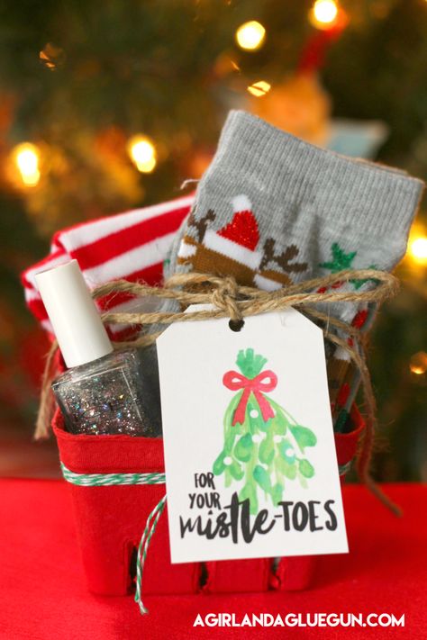 Mistletoe gift ideas–free printables Cozy Socks Gift, Mistletoe Gift, Christmas Gift Ideas For Women, Christmas To Do List, Inexpensive Christmas Gifts, Inexpensive Christmas, Christmas Prep, Girlfriend Christmas, Gift Ideas For Women