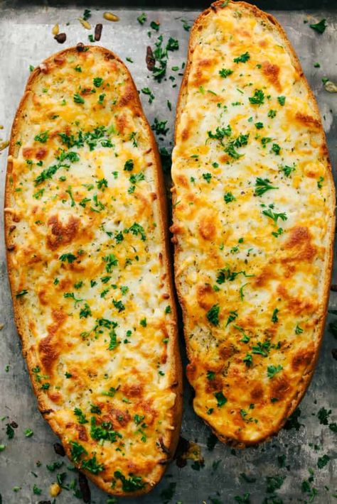 Cheesy garlic bread is so simple to make with loads of cheese and that soft bread on the inside with the crunchy crust on the outside. This is a family favorite for sure! Homemade Garlic Bread Recipe, Cheesy Garlic Bread Recipe, Pembuat Roti, Pizza Roll, Homemade Garlic Bread, Garlic Cheese Bread, Garlic Bread Recipe, Cheesy Garlic Bread, Cheesy Bread