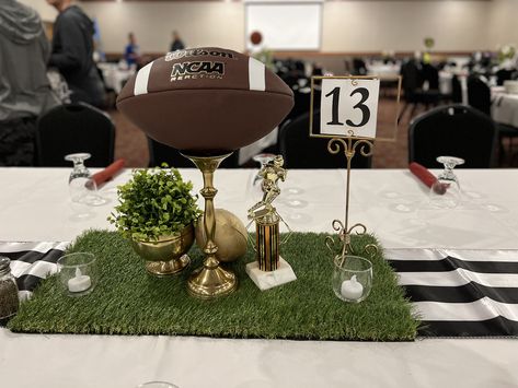 Elegant Football Banquet Centerpieces, Football Banquet Decorations High School, Fancy Football Party, Football Centerpiece Ideas Diy, Football Party Centerpieces, 49ers Birthday Party, Sports Banquet Centerpieces, Football Banquet Centerpieces, 49ers Party