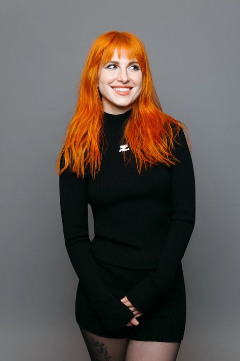 Hayley Williams Hair Orange, Hayley Williams Ponytail, Orange Hair Hayley Williams, Haily Wiliams, Hayley Williams Misery Business Hair, Hayley Williams Bangs, Hayley Williams Hair Colors, Hayley Williams Orange Hair, Hayley Williams Aesthetic