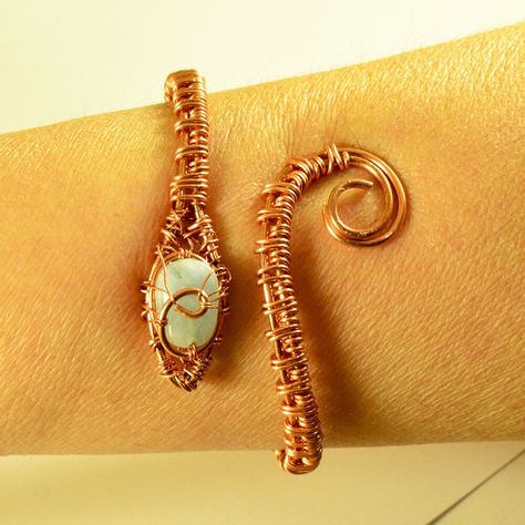 Healing Crystals Meanings, Wire Wrap Jewelry Designs, Bijoux Fil Aluminium, Snake Bracelet, Copper Cuff, Aquamarine Crystal, Handcrafted Artisan Jewelry, Copper Bracelet, Natural Aquamarine