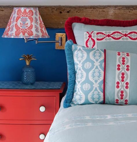 60 30 10 Rule Decorating, Dorothy Draper Interiors, Dorothy Draper, Cottage Lighting, Choosing Fabric, Big Pillows, White Linen Bedding, Bold Wallpaper, Bedroom Red