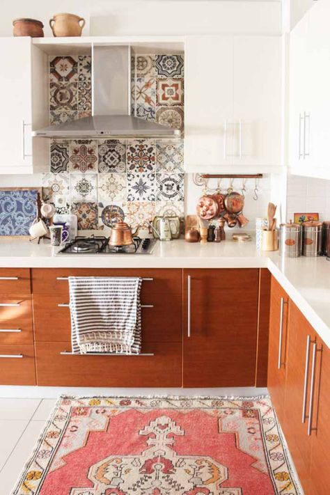 Swing Bar Stools and 9 Other Chic Kitchen Ideas Around the World | Kitchen with tiles, two toned cabinets, and kilims in Istanbul, Turkey. Bohemian Style Kitchen, Kitchen Accessories Design, Bohemian Kitchen, Orange Kitchen, White Countertops, Transitional Kitchen, Chic Kitchen, Trendy Kitchen, Transitional Decor