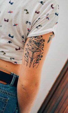 Book Head Tattoo, Tattoos For Women Books, Book Themed Sleeve Tattoo, Bookish Half Sleeve Tattoo, Bookish Quote Tattoos, Book And Floral Tattoo, Tattoos About Books, Smüt Book Tattoos, Cool Book Tattoos