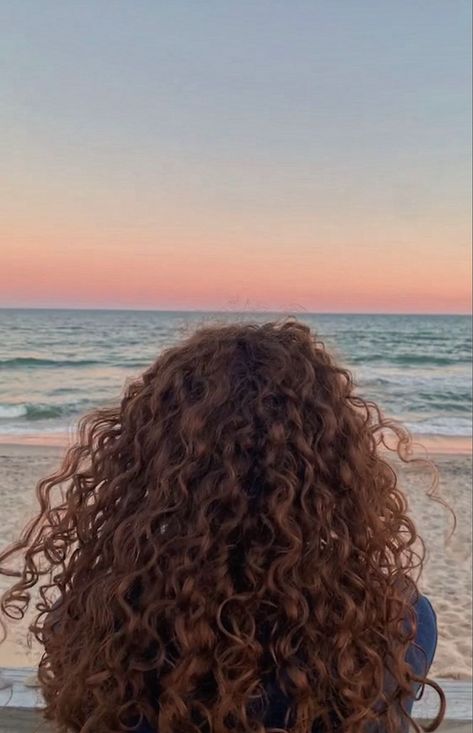 Curly hair girl sitting on the beach with brownish red hair Unique Curly Hairstyles, Indian Wavy Hair, Curly Hair Care Products, Curly Hair Beach, Sunset Waves, Short Curly Hairstyles, Curly Hair Products, Curly Hair Photos, Beautiful Curly Hair