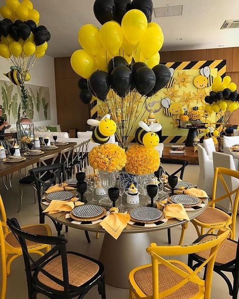 Bee Baby Shower Decoration, Bumble Bee Birthday, Honey Bee Baby Shower, Bee Theme Party, Bee Birthday Party, Sunflower Baby Showers, Creative Baby Shower, Bee Baby Shower Theme, Baby Reveal Party