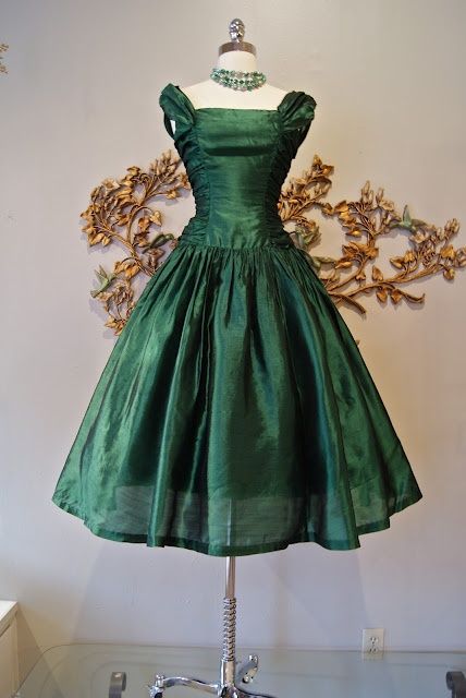 Absolutely GORGEOUS 1950's Gown. Dress of my dreams! Vintage Clothing Boutique, Fifties Fashion, Vintage Clothing Stores, Fashion 1950s, Taffeta Dress, 50s Dresses, 1950s Dress, Moda Vintage, 50s Fashion