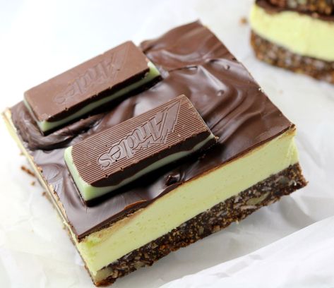 Mint Nanaimo Bars from the best food blog 5starcookies -enjoy and share Nanaimo Bar Recipe, Baking Pan Sizes, Canadian Dessert, Canadian Christmas, Healthy Pies, Boat Cake, Kinds Of Pie, Nanaimo Bars, Cooking Contest