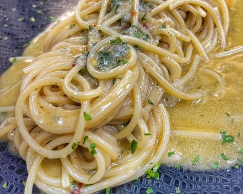 Spaghetti aglio e olio scivolarielli: come li facevano le nonne napoletane. Le tre regole d'oro per farli come da tradizione - Più Ricette Spaghetti Olio Aglio, Spaghetti Aglio Olio, Spaghetti Aglio E Olio, Spaghetti Aglio, Aglio E Olio, Cooking Ideas, Stuffed Hot Peppers, Spaghetti, Pasta