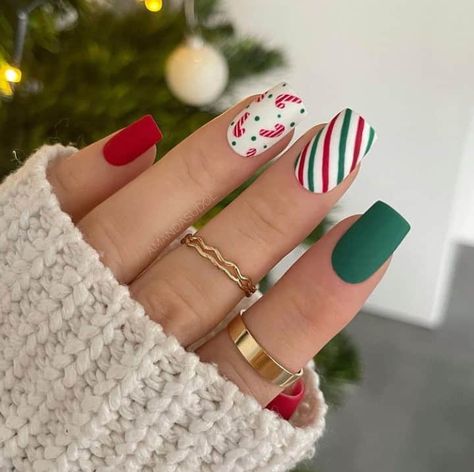 25+ Fabulous Christmas Nail Designs - Emerlyn Closet Nails Art Christmas, Christmas Nails Art, Nagellack Trends, Holiday Nail Designs, Cute Christmas Nails, Christmas Gel Nails, Nails 2022, Pretty Nail Designs, Holiday Nail Art