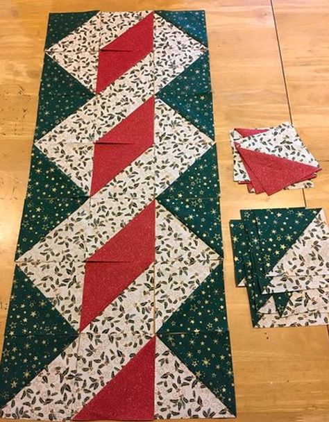 Twisted Pole Christmas Quilted Table Runner Christmas Quilted Table Runner, Xmas Table Runners, Christmas Table Runner Pattern, Colchas Quilting, Christmas Quilting Projects, Quilted Table Runners Christmas, Table Runner Tutorial, Table Topper Patterns, Table Runner Diy