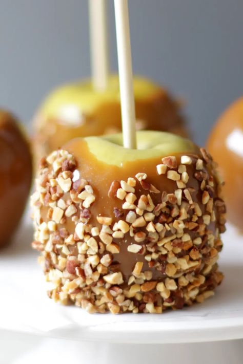 Caramel Apples Recipe Homemade, Carmel Apple Recipe, Caramel Apple Recipe Easy, Caramel Apple Recipe, Diy Caramel, Caramel Apple Slices, Apple Slice Recipe, Caramel Candies, Candied Apples