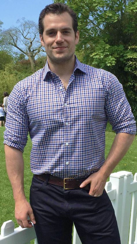 Henry Cavill Smile, Eric Rutherford, Henry Superman, Henry Cavill Shirtless, Business Casual Attire For Men, Smart Casual Menswear, Mens Designer Shirts, Mens Fashion Casual Outfits, Hottest Guy Ever