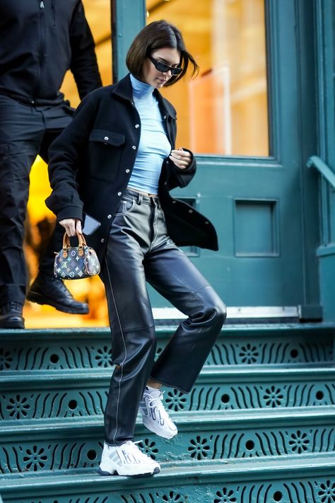 Tiny Purse Outfit, Kendall Jenner Outfits Winter, Stile Kendall Jenner, Nyc Winter Outfits, Tiny Purse, Purse Outfit, High Fashion Looks, Felicity Jones, Kardashian Kollection