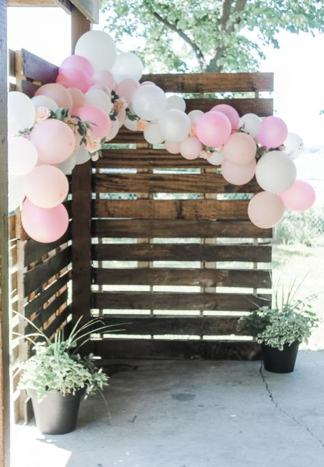 Photo Wall Collage Grad Party, Shabby Chic Graduation Party Ideas, Graduation Party Ideas Pallet, Graduation Party Photo Wall, Grad Party Background, Picture Wall Graduation Party, Grad Party Boards, Graduation Picture Wall, Grad Party Inspo Pink