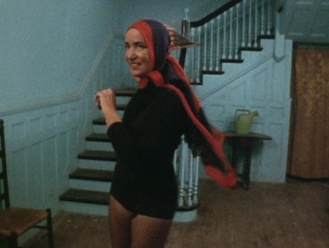 In this still from the 1975 documentary Grey Gardens, you can see how Edie could take a plain outfit and find just the right amount of color to make it into something fantastic, like using this scarf to add a bright pop of red to her classic black clothes. #styleicon #modcloth Edie Beale Costume, Little Edie Beale, Edith Beale, Edie Bouvier Beale, Edith Bouvier Beale, Edie Beale, Little Edie, Drowsy Chaperone, Yacht Rock