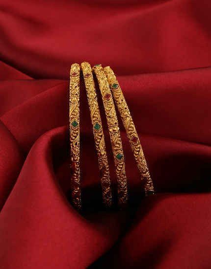 Gold Leaf Decor, Plain Gold Bangles, Traditional Bangles, Gold Bangles Indian, Indian Bangles, Gold Bangles For Women, Kundan Bangles, Gold Jewelry Outfits, Gold Bangle Set